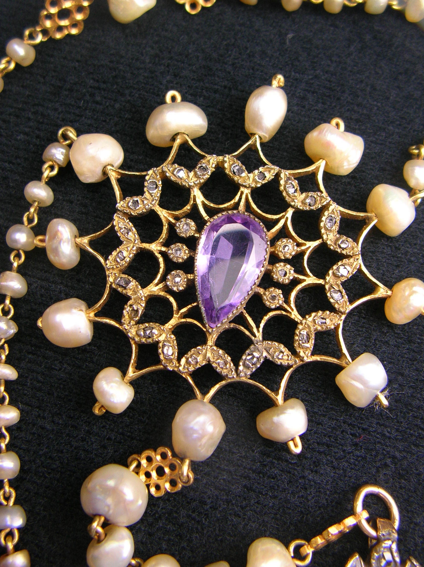 ROSARY CENTER: obverse gold, amethyst, pearls