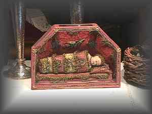 ANTIQUE - creche' of red silk and gold passementerie